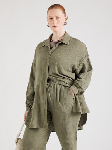 Camicia da donna 'CARTHYRA' di ONLY Carmakoma in verde: frontale