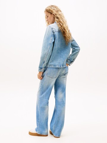 Tommy Jeans Демисезонная куртка в Синий