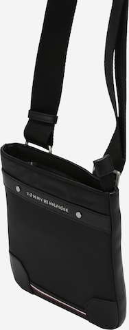 TOMMY HILFIGER Чанта за през рамо тип преметка в черно: отпред