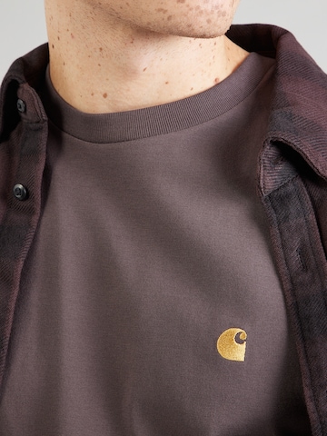 Carhartt WIP Tričko 'Chase' – hnědá