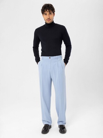 Antioch Regular Pleat-front trousers in Blue