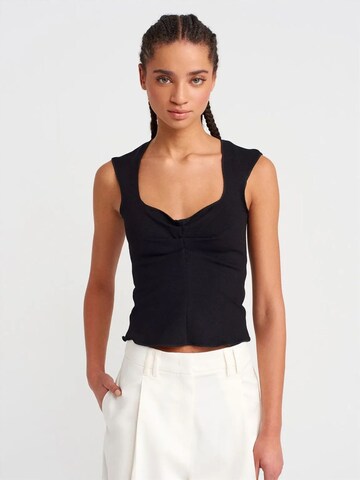 Dilvin Top in Black: front