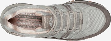 SKECHERS Sneaker in Grau