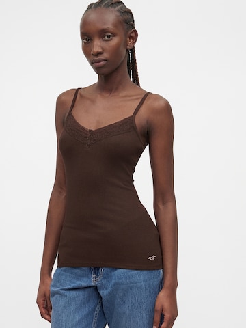 Top de la HOLLISTER pe maro