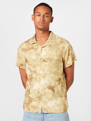 Coupe regular Chemise WEEKDAY en beige : devant