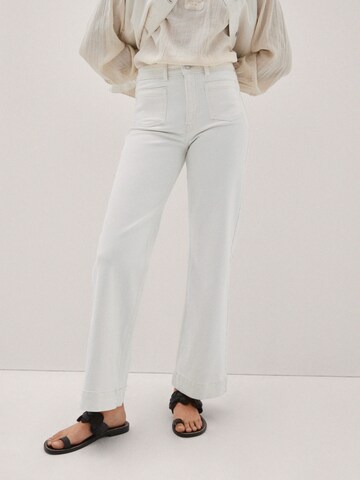 MANGO Flared Jeans i beige: framsida