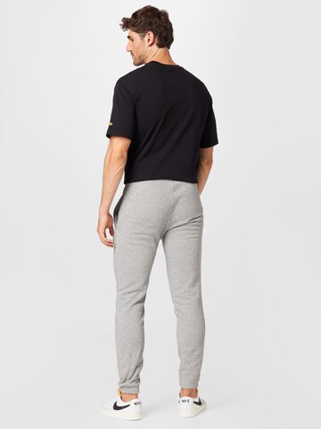 NEW ERA Normální Kalhoty – šedá