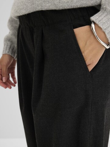 bonprix Loosefit Housut värissä musta