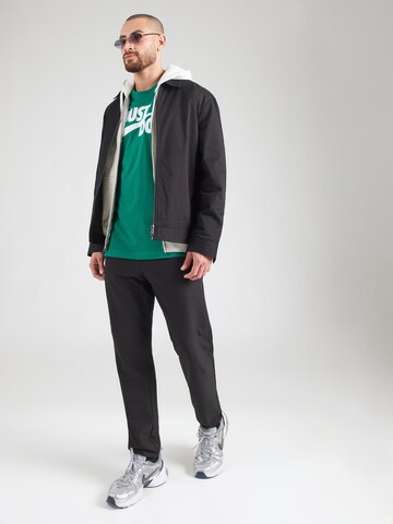 Nike Sportswear Klasický střih Tričko 'Swoosh' – zelená