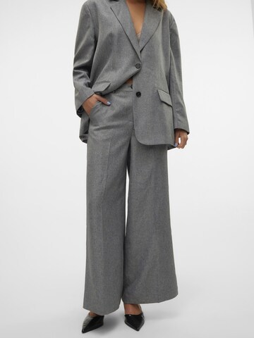 SOMETHINGNEW Wide leg Trousers with creases in Grey