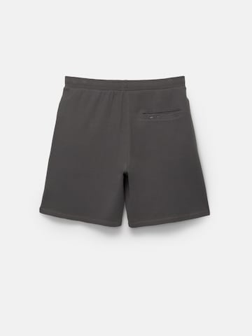 Pull&BearLoosefit Hlače - siva boja