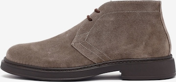 Boots stringati di Derimod in marrone: frontale