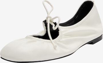 Pull&Bear Ballerinasko med rem i hvid: forside