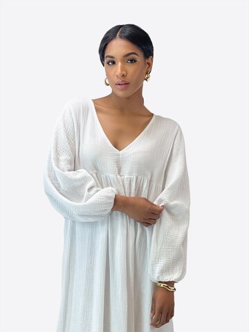 Elara Kleid in Weiß