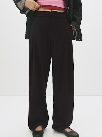 Pull&Bear Loose fit Trousers with creases in Black: front