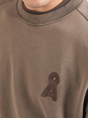 Felpa 'EMAAL' di ARMEDANGELS in marrone