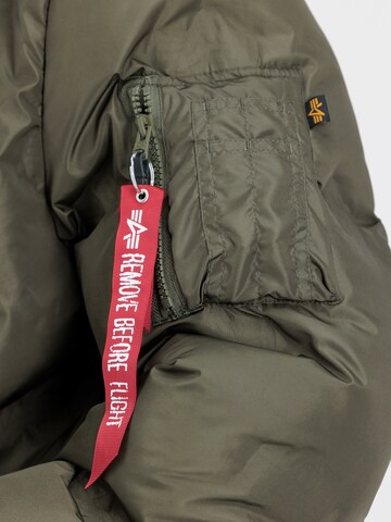 ALPHA INDUSTRIES Демисезонная куртка в Зеленый