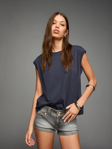 Bershka Koszulka w kolorze niebieski: przód