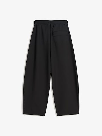 BershkaBarrel Hlače s naborima - crna boja