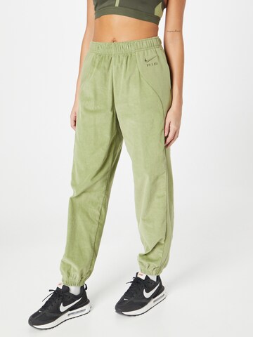 Effilé Pantalon Nike Sportswear en vert : devant