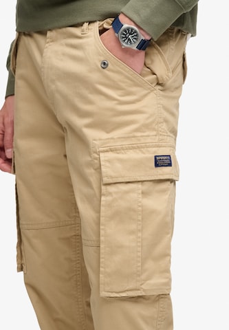 Coupe slim Pantalon cargo Superdry & Co en beige