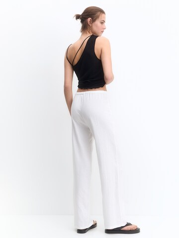 Pull&Bear Regular Trousers in White