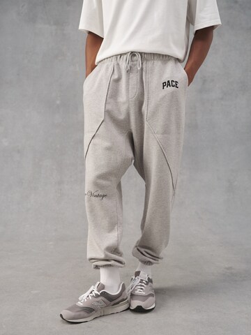 Tapered Pantaloni 'Jonas' di Pacemaker in grigio: frontale
