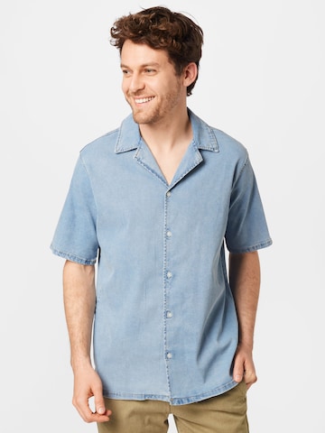 LMTD - Ajuste regular Camisa en azul: frente