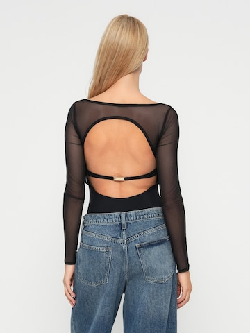 Abercrombie & Fitch Tričko – černá: přední strana