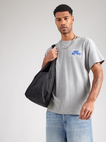 Nike Sportswear Paita 'AIR' värissä harmaa: takapuoli