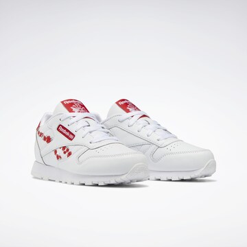 Sneaker de la Reebok pe alb