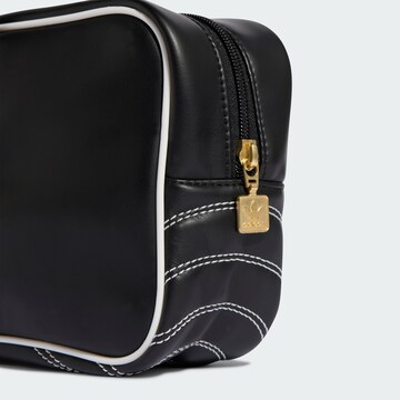 ADIDAS ORIGINALS Schoudertas 'AIRLINER ELONGATED' in Zwart