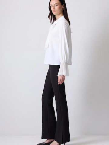 Chemisier 'Chiffon Pleated Scarf Collar Blouse' Touché Privé en blanc
