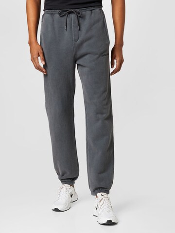 9N1M SENSE Tapered Pants in Grey: front