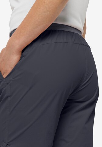 JACK WOLFSKIN Slimfit Sportshorts in Grau