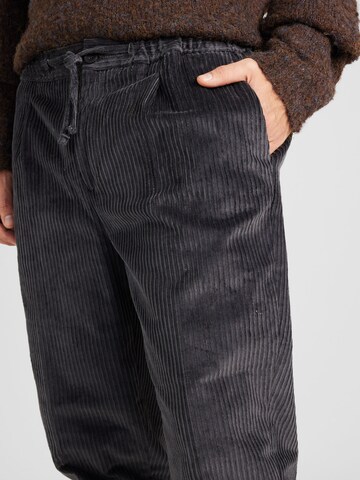 regular Pantaloni con pieghe di TOPMAN in grigio