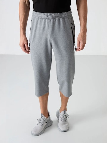 Tommy Life Regular Pants in Grey
