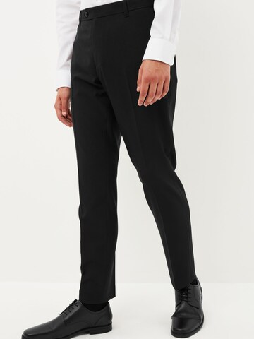 Coupe slim Pantalon à plis Next en noir : devant
