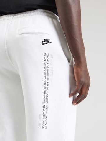 Regular Pantalon 'CLUB' Nike Sportswear en blanc