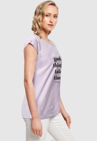 T-shirt 'Good Things Take Time' Merchcode en violet
