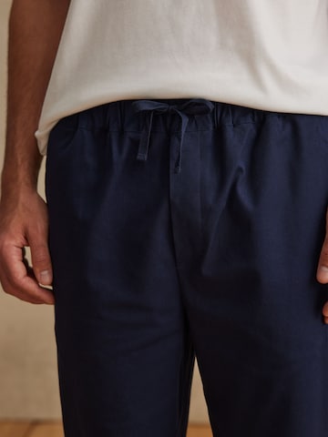 DAN FOX APPAREL Tapered Hose 'Nicolas' (GOTS) in Blau