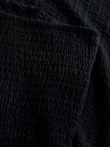 Salopeta de la Next pe negru