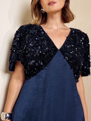 Rochie de seară de la Friends Like These pe albastru