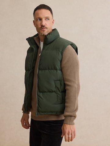 DAN FOX APPAREL Bodywarmer 'Konrad' in Groen: voorkant