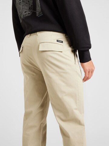 Regular Pantaloni cutați de la Calvin Klein pe bej