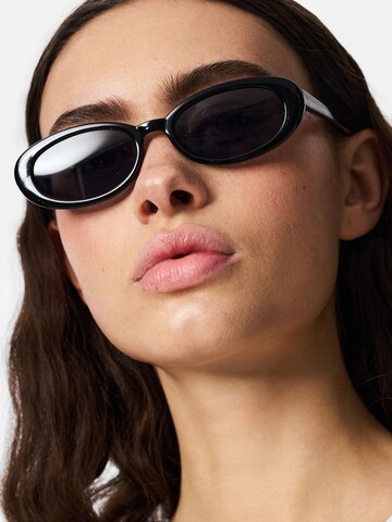 Lunettes de soleil 'PCKarla' PIECES en noir