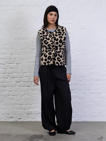 BROKE + SCHÖN Weste 'Teddyweste mit Leoprint'‌‌‌‌‌‌‌ in Beige