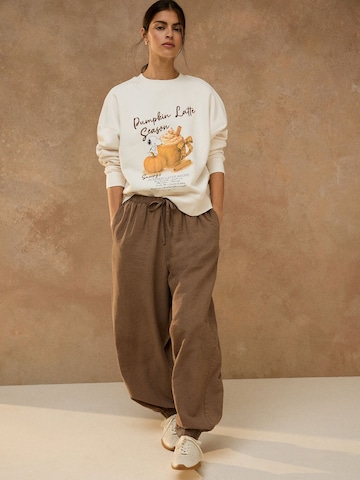 Sweat-shirt 'Pumpkin Latte Snoopy Licence' Next en beige