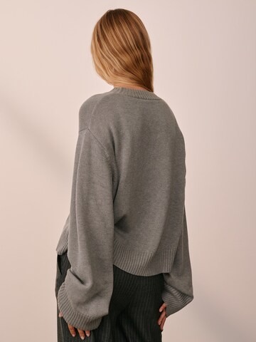 ABOUT YOU x Marie von Behrens Pullover 'Gwen' in Grau