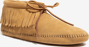 Minnetonka Mocassins in Bruin